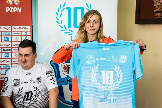 Magdalena Kałuzińska prezentuje jedną z dwóch nowych jubileuszowych koszulek (na 10-lecie), w których grać będą wiosną piłkarki KKP (obok Maciej Pietrzak, wiceprezes KKP).