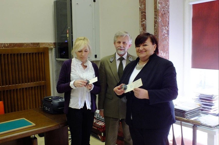 Złote odznaki LOP otrzymały od lewej: Dorota Wólczyńska z...