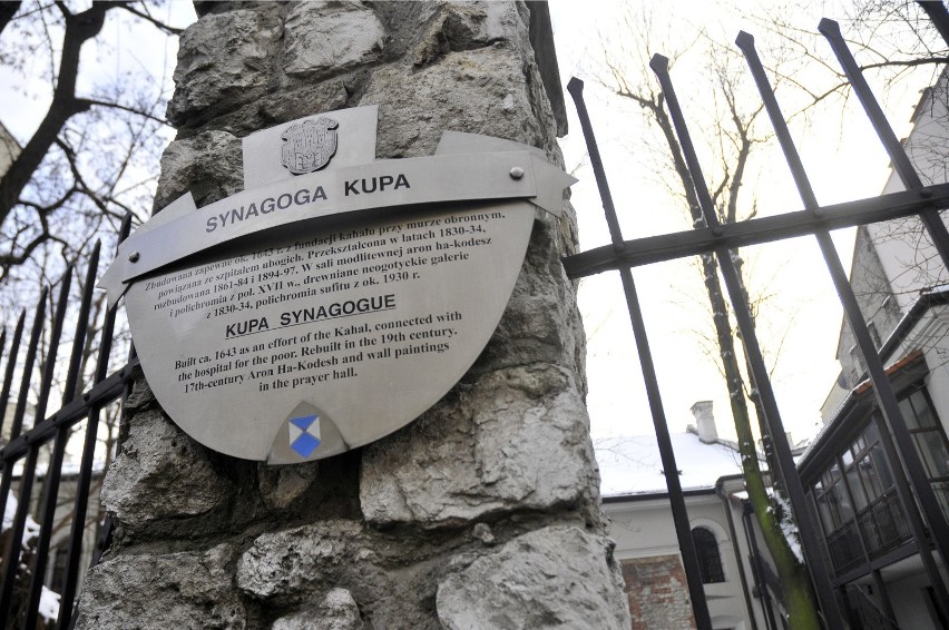 Synagoga Kupa znajduje się przy ulicy Warszauera 8. Jest to...