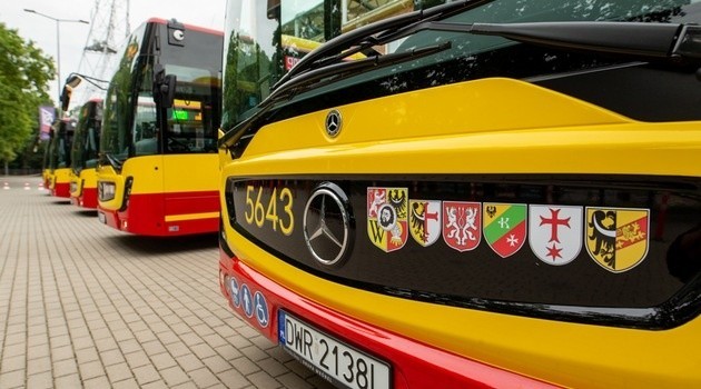 Fabrycznie nowe autobusy będą obsługiwały 17 linii podmiejskich łączących Wrocław z Wisznią Małą, Długołęką i Czernicą oraz 9 linii miejskich.