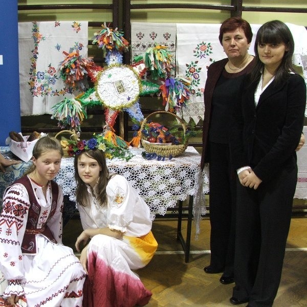 Od lewej: Anita Jabłuszewska (I nagroda), Emilia Oniszczuk (II nagroda), Tamara Rusaczyk, nauczycielka j. białoruskiego oraz Anna Wawreniuk (wyróżnienie).