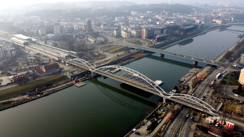 Kraków. Budują nowy most kolejowy nad Wisłą. Zobacz postępy prac [ZDJĘCIA] 