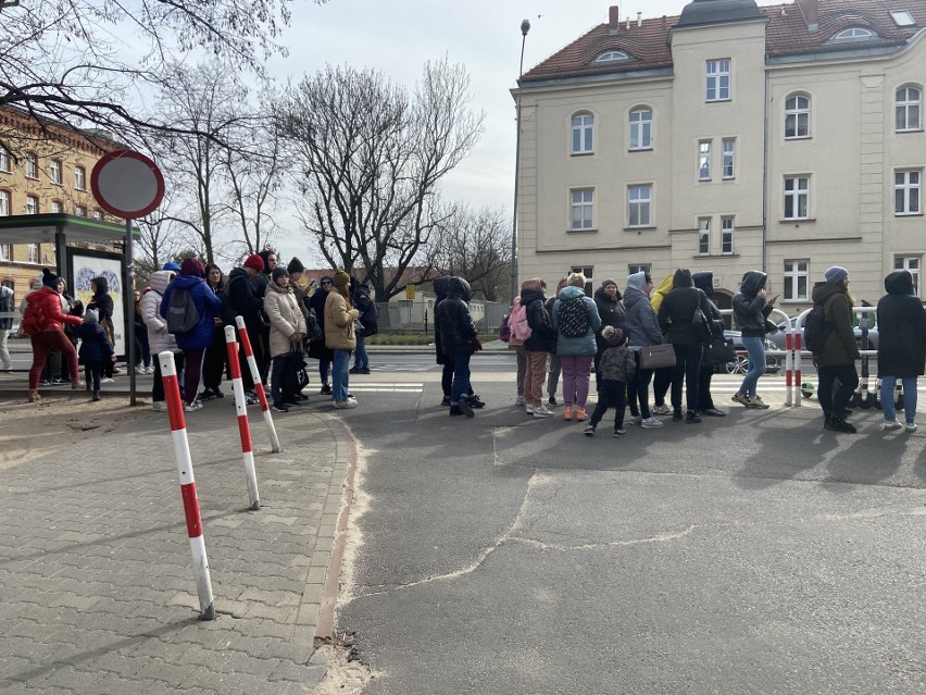 W piątek, 1 kwietnia przed punktem czynnym w godzinach od 10...