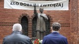 Zachodniopomorskie pamięta. Kwiaty pod pomnikiem ks. Jerzego Popiełuszki w Szczecinie