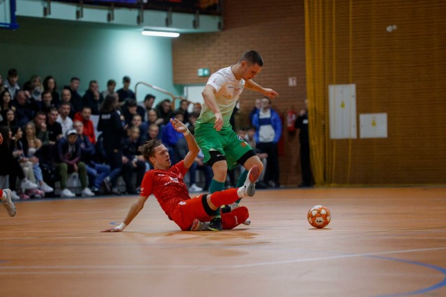 Białostockie zespoły Futbalo (biało-zielone stroje) i BAF Bonito (na czerwono) rozpoczynają rundę rewanżową I ligi