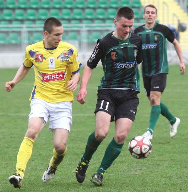 Piłkarze Stali Stalowa Wola (z piłką Michał Mistrzyk, z prawej Radosław Mikołajczak) w sobotę zmierzą się na własnym stadionie z Motorem Lublin. Bilety na ten mecz warto kupić wcześniej.