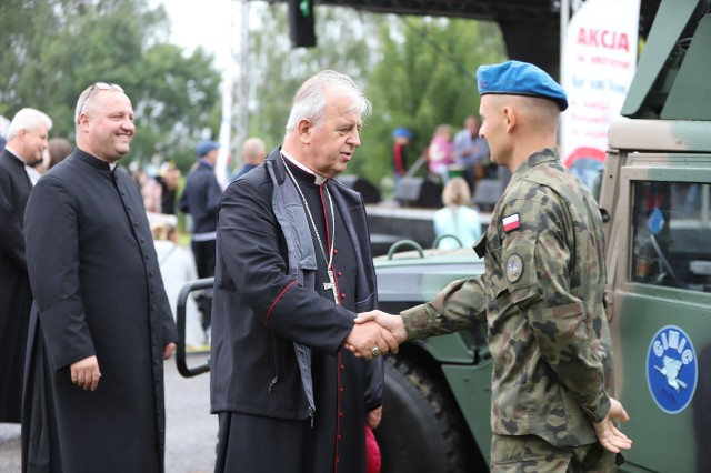 Ksiądz biskup Jan Piotrowski na festynie w Piekoszowie. Z lewej ksiądz Łukasz Zygmunt.