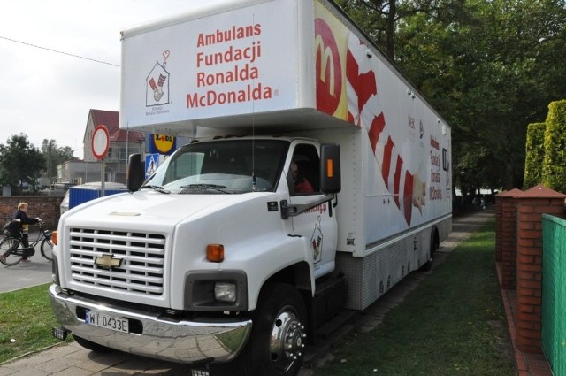 Ambulans Fundacji Ronalda McDonalda.