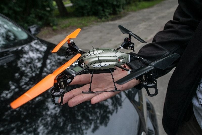 Prywatni detektywi mają groźną broń. Z dronem na akcję