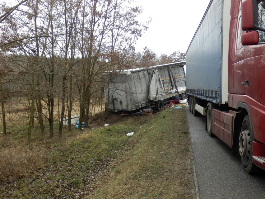 Utrudnienia na krajowej trasie numer 73 w Młynach. Ciężarówka wypadła tu z drogi [ZDJĘCIA]