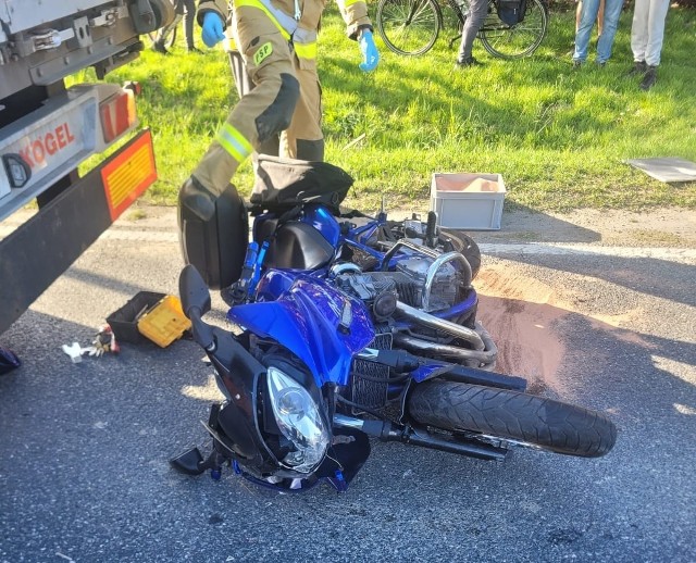Do zdarzenia doszło ok. godz. 16.58 7 kwietnia w Kochanowicach (pow. lubliniecki) na DK 46.  Motocyklista najechał na tył pojazdu ciężarowego.