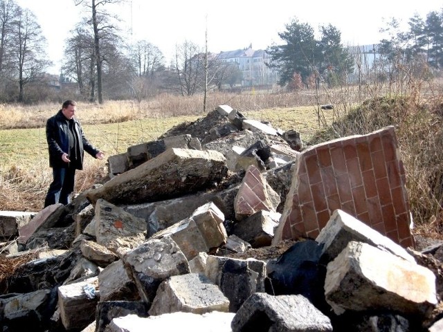 - Zasypywanie działek gruzem i śmieciami, to największy problem w dolinie rzeki Kosówki - uważa radny Robert Fiszer.
