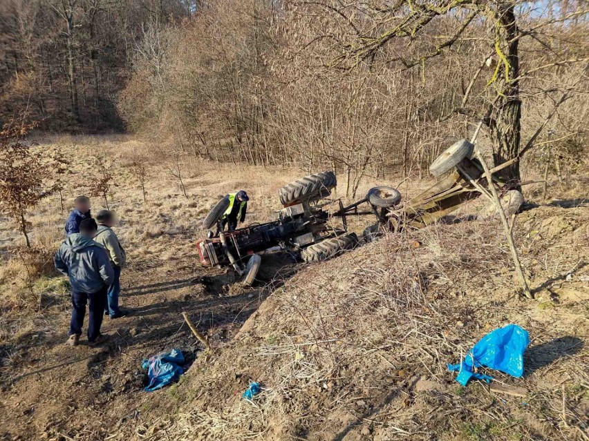 Wypadek w Ujkowicach. Traktor wypadł z drogi. Kierowca został ranny [ZDJĘCIA]