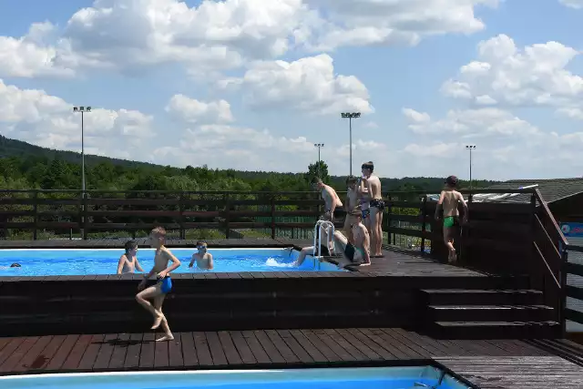 Wakacje na basenach letnich w Nowinach. Zobaczcie zdjęcia z wodnych zabaw>>>