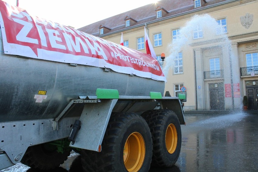 Protest rolników przed delegaturą Urzędu Wojewódzkiego w...