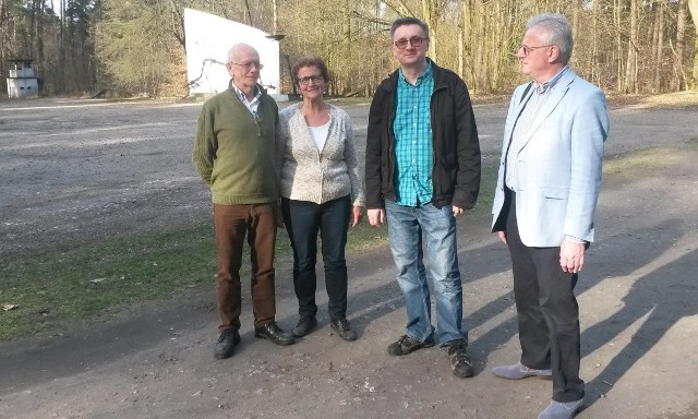 Goście z Holandii przyjeżdżają do Kędzierzyna-Koźla, by badać losy członków swoich rodzin. Pierwszy z prawej Leon Kaufmann - syn więźnia Arbeitslager Blechhammer, obozu pracy w Blachowni.