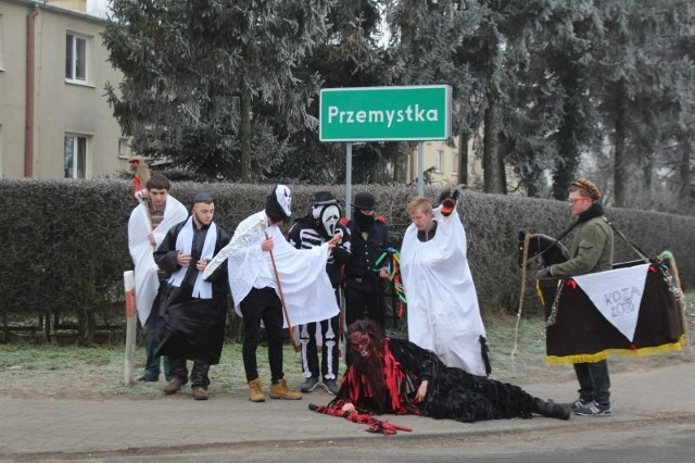 W CKU ZSR Przemystka w gminie Radziejów, uczniowie Technikum Rolniczego pod kierunkiem Karoliny Sobieraj zaprezentowali  stary kujawski obyczaj kujawskie zapusty, czyli chodzenie z kozą.