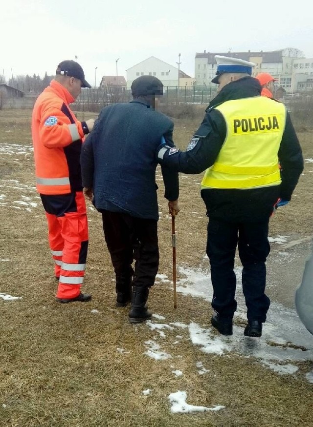Policjanci świętokrzyskiej drogówki zaniepokojeni stanem mężczyzny wezwali karetkę. 86-latek został zabrany do szpitala