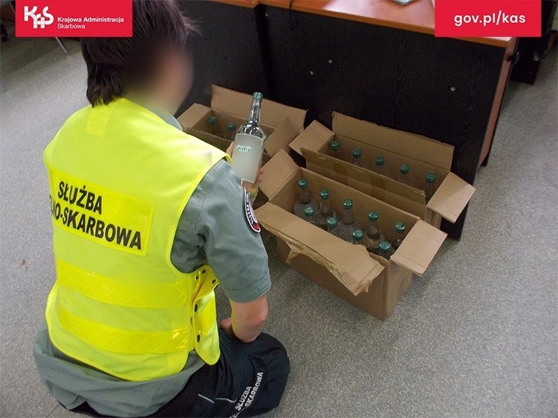 Blisko 70 butelek nielegalnego alkoholu znaleziono w...