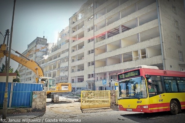 W poniedziałek gruz z burzonego biurowca uderzył w stojący na przystanku autobus linii 102