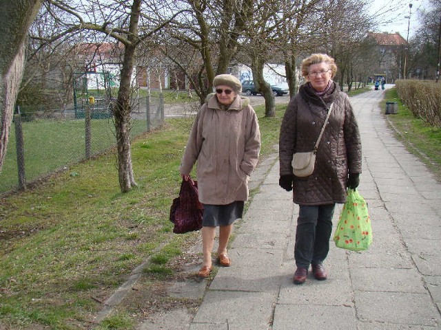 Mieczysława Sarbinowska i Maria Anyszko są zadowolone, że zdecydowano się na remont ścieżki.