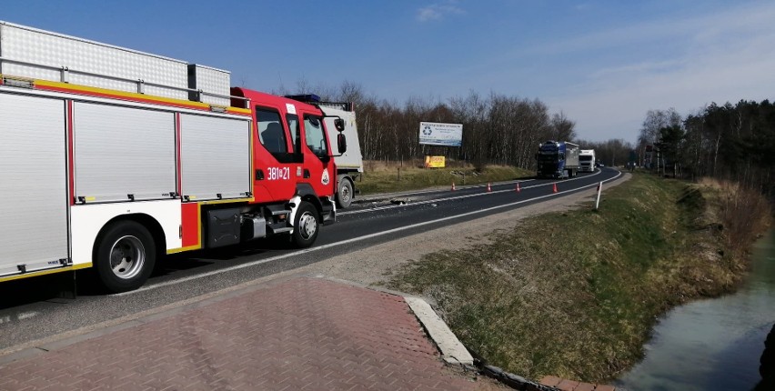 Zderzenie dwóch ciężarówek w Tarnobrzegu. Droga krajowa numer 9 była zablokowana [ZDJĘCIA]