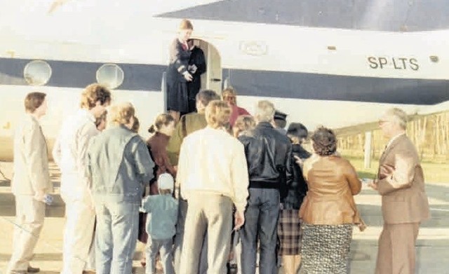 - Pierwsi pasażerowie polecieli samolotem AN-24, czyli tak zwanym antkiem - opowiada Zofia Litwin, długoletnia stewardessa naziemna, pracująca w słupskiej placówce LOT-u.