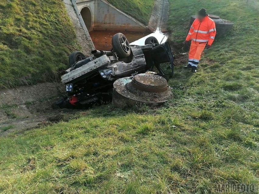 Dachowanie BMW na autostradzie A4.