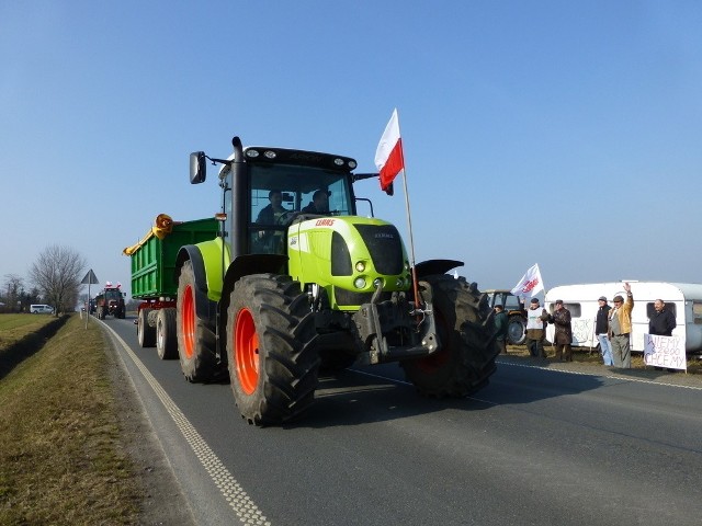 Rolnicy jeździli dziś ciągnikami z przyczepami między Radojewicami a Dziennicami.