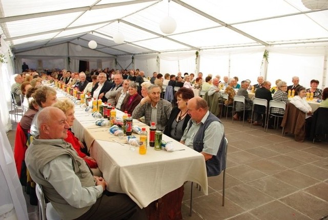 W obchodach uczestniczyło ponad 180 osób, władze gminy, powiatu oraz sołtysi, którzy na co dzień współpracują z kołami emerytów na terenie gminy.
