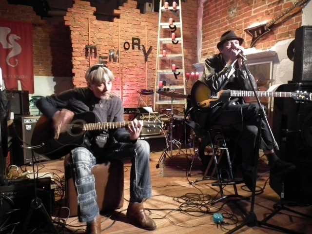 Koncert otworzyli  Darek "Blues&#8221; Piastowicz (z prawej) i Wojtek Matyja z grupy "Afterblues&#8221;.