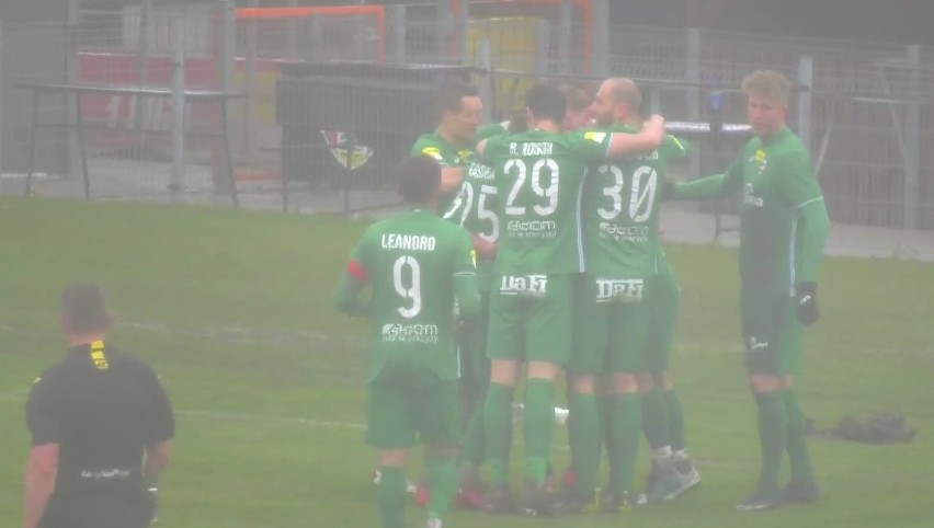 Fortuna 1 Liga. Radomiak Radom rozniósł Puszczę Niepołomice 4:0 i dogonił ŁKS Łódź. Dublet Mateusza Radeckiego