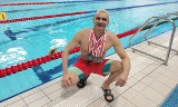 Kraków. Strażnik miejski z Nowej Huty przywiózł aż 8 medali z prestiżowych zawodów pływackich