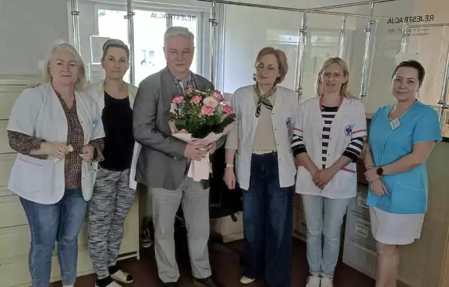 Mariusz Prawda odwiedził przychodnie w Kozienicach i złożył pracownikom życzenia z okazji Światowego Dnia Zdrowia. Więcej zobacz na kolejnych slajdach >>>