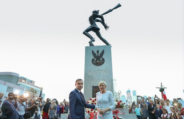 Zdjęcie archiwalne - prezydent Andrzej Duda wraz z Pierwszą Damą pod Pomnikiem Katyńskim w Jersey City.