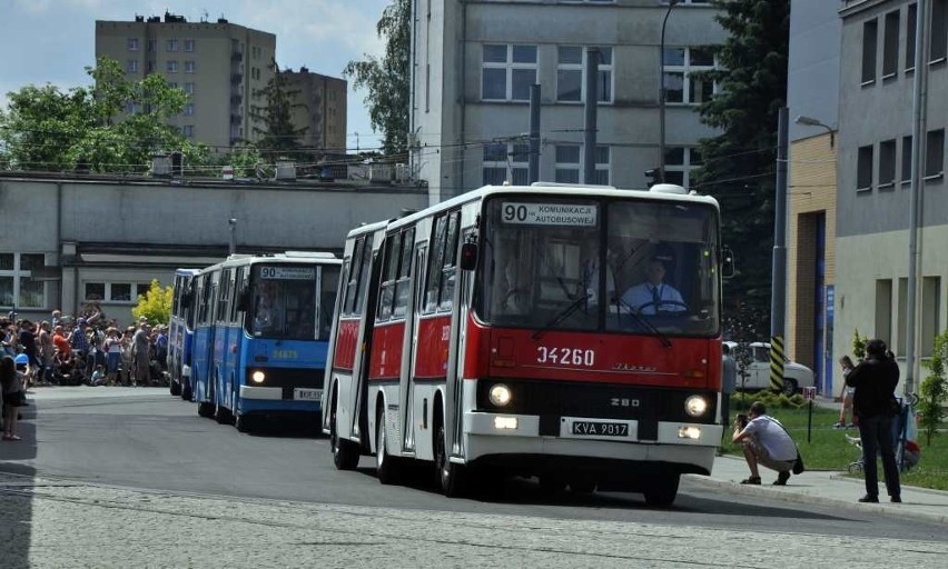 Zabytkowe autobusy paradowały ulicami Krakowa [ZDJĘCIA, WIDEO]
