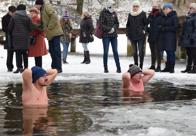 O godz. 11.30 nad jeziorem Zamkowym rozpocznie się kąpiel Morsów. Program imprezy na plaży jest następujący:godz. 10.00 Zbiórka godz. 10.10 Rozgrzewka Joanna Duma godz. 10.20 Start biegu/marszu 3 km godz. 11.00 Powrót z trasy godz. 11.30 Pokaz morsów 