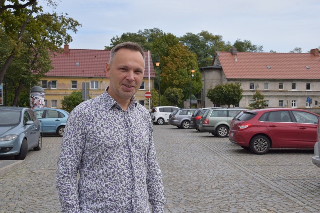 Parking przy Nowosolskim Domu Kultury. Dyrektor Krzysztof Piotrowiak orientuje się, kto przyjechał na zakupy, a kto po kulturę