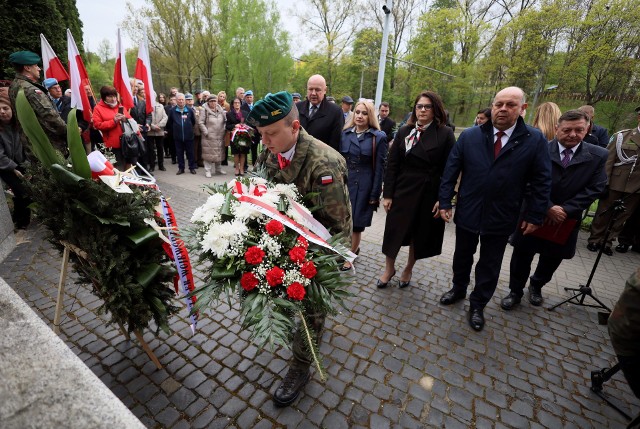 W poniedziałek (15 kwietnia) w Lublinie odbyły się obchody 84. rocznicy zbrodni katyńskiej. Przedstawiciele władz samorządowych, wojewódzkich oraz delegacje instytucji uczcili pamięć zamordowanych przez NKWD w 1940 r.