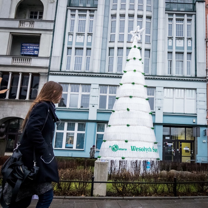 Plastikowe drzewko zamontowano w sobotę