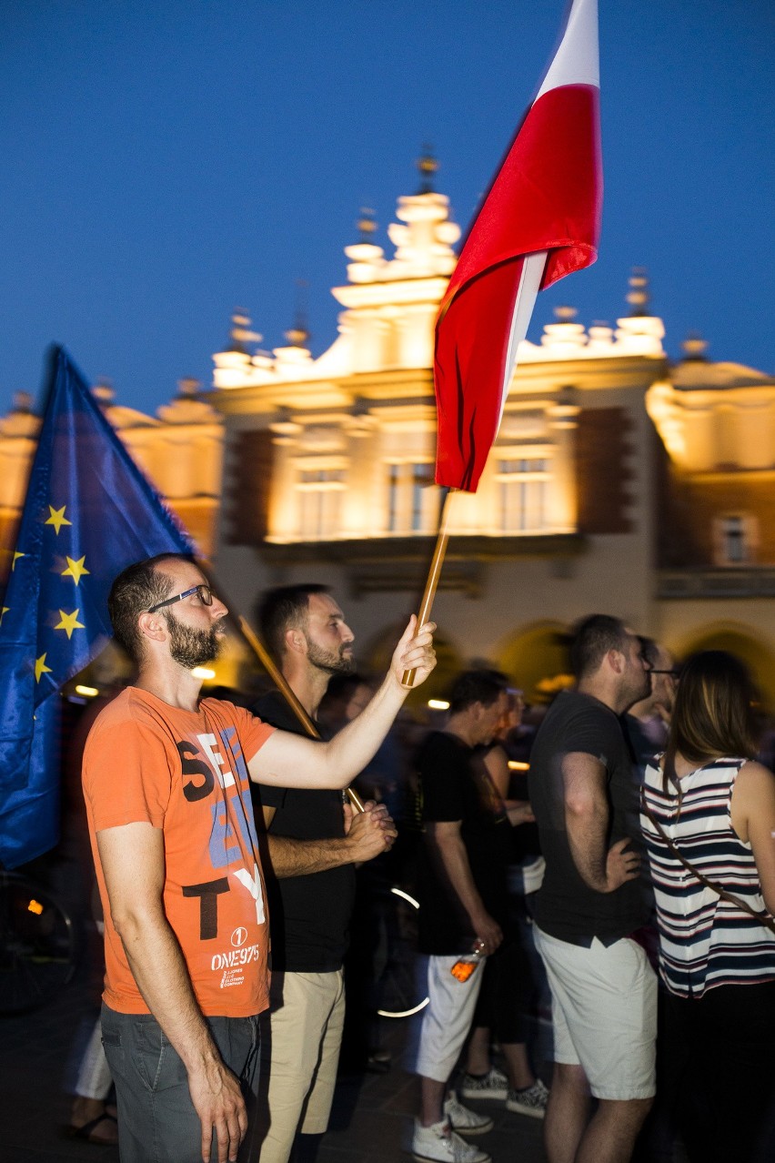 "Obudź się, grozi nam dyktatura". Protest opozycji w Krakowie [ZDJĘCIA]