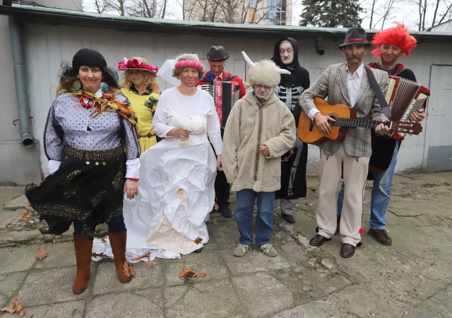 Podopieczni z Domu pomocy Społecznej w Radomiu im. Zofii Holszańskiej przypomnieli tradycję Kusaków.We wtorek przed środą popielcową odwiedzili radomskie instytucje. Byli też u nas w redakcji "Echa Dnia ". Przebrani w różne barwne stroje śpiewem i tańcem przypomnieli dawne zwyczaje. Grupą opiekowali się: Artur Fokt oraz Sylwia Skarzyńska. >