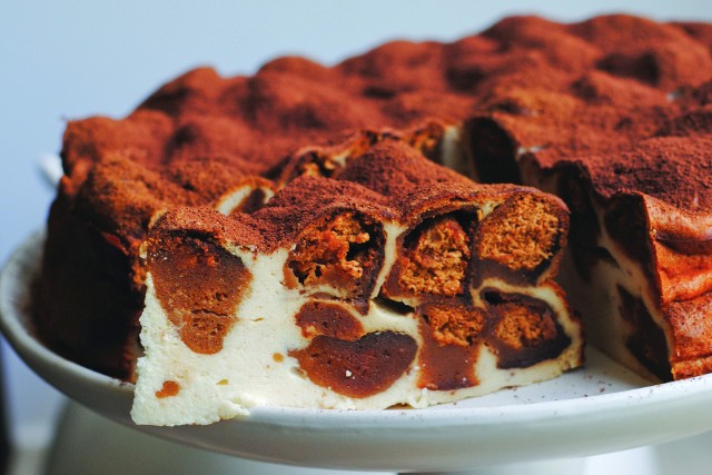 Domowy sernik z całymi piernikami to wyjątkowy przepis, który pogodzi fanów kremowych ciast i korzennych wypieków.