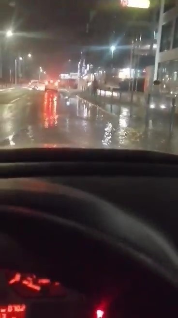 Ulica Braniborska we Wrocławiu zamieniła się w rzekę! Awaria wodociągowa, woda zalała jezdnię [FILMY, ZDJĘCIA]