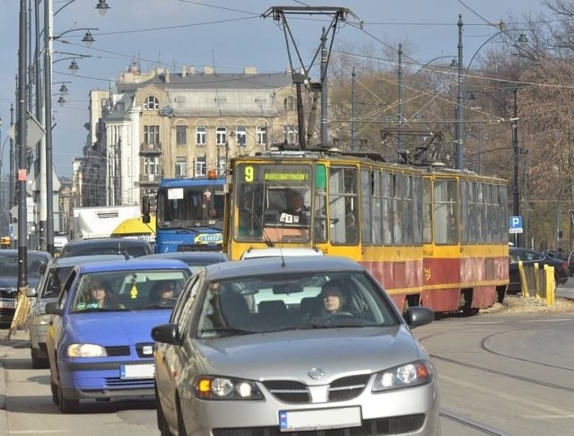Największy problem mają tramwaje, które na ul. Narutowicza muszą wjechać na torowisko niewydzielone z jezdni, tuż za ul. Wschodnią Fot: Paweł Łacheta