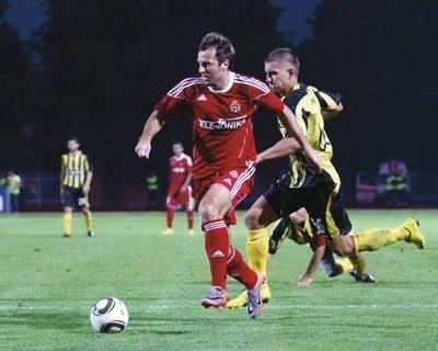 Maciej Żurawski (w czerwonym stroju) podczas czwartkowego meczu w litewskich Szawlach. To był jego pierwszy oficjalny występ w Wiśle od 2005 roku. Fot. Krzysztof Porębski