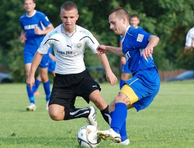 Pozyskany w przerwie letniej z Korony Kielce Andrzej Paprocki (z prawej) bardzo dobrze zaprezentował się w pierwszych dwóch spotkaniach w barwach Łysicy Akamit Bodzentyn.
