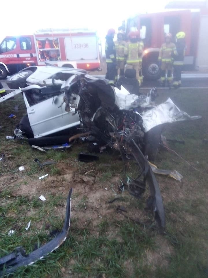 Tragiczny wypadek na drodze Wrocław - Świdnica. Samochód uderzył w drzewo, kierowca nie żyje   