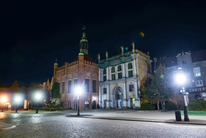 Gdańsk nocą podczas pandemii koronawirusa. Złota Brama....