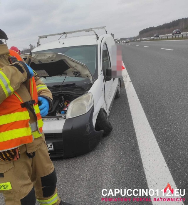 Kierowca samochodu osobowego stracił panowanie nad pojazdem i uderzył w bariery na 483. kilometrze autostrady A4 w kierunku Tarnowa na wysokości Łętowic, 28.01.2023